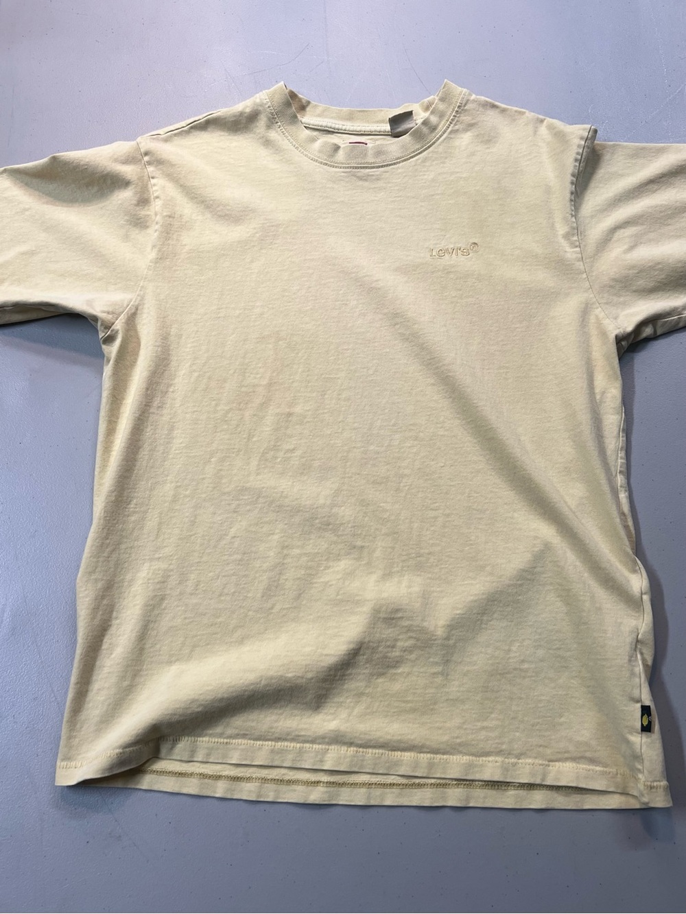 Levi’s Relaxed Fit T-Shirt Men’s Small Yellow Minimal Logo Casual Tee